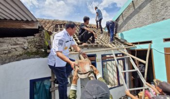 Bupati Tangerang, Moch Maesyal Rasyid Bantu Renovasi Rumah (foto : ist)