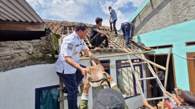 Bupati Tangerang, Moch Maesyal Rasyid Bantu Renovasi Rumah (foto : ist)