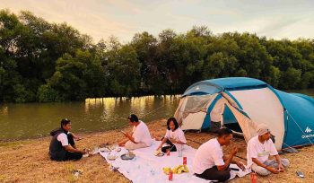 Suasana Pengunjung di Pantai Api Api