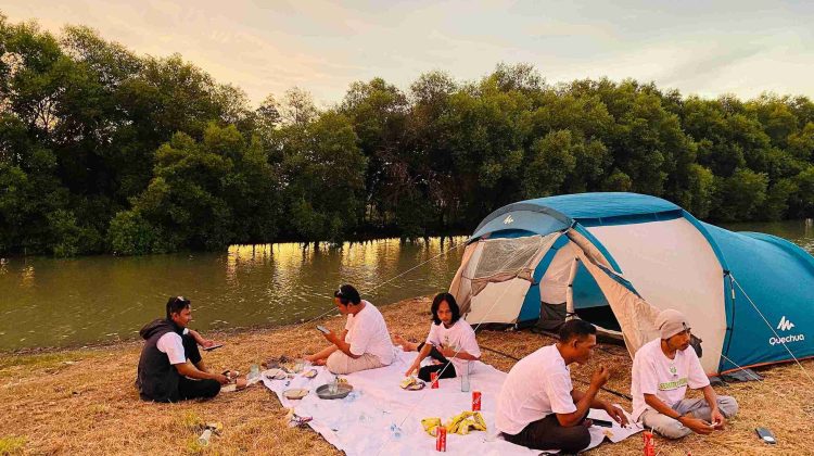 Suasana Pengunjung di Pantai Api Api