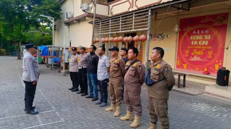 70 Personel Pol PP Amankan Waisak 2025 di 11 Vihara (foto:awi)