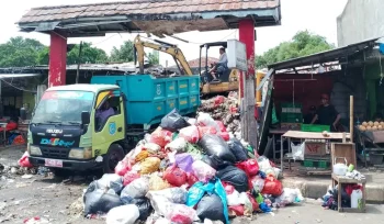 Mobil Dinas Lingkungan Hidup (DLH) pada operasi bersih di Pasar Cantik (foto:awi)