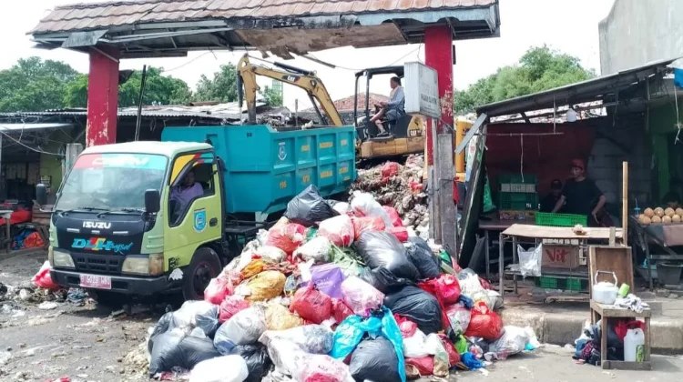 Mobil Dinas Lingkungan Hidup (DLH) pada operasi bersih di Pasar Cantik (foto:awi)