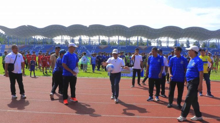 Wali Kota Tangerang, H. Sachrudin Saat Meresmikan Liga Askot di Stadion Benteng (foto: ist)