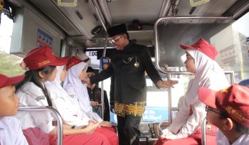 Wali Kota Sachrudin Berada di Armada Bus Tayo dan Si Benteng, dalam program gampang sekolah dengan penyediaan transportasi gratis bagi pelajar (foto : Istimewa)