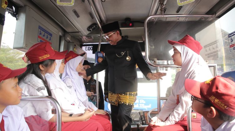 Wali Kota Sachrudin Berada di Armada Bus Tayo dan Si Benteng, dalam program gampang sekolah dengan penyediaan transportasi gratis bagi pelajar (foto : Istimewa)
