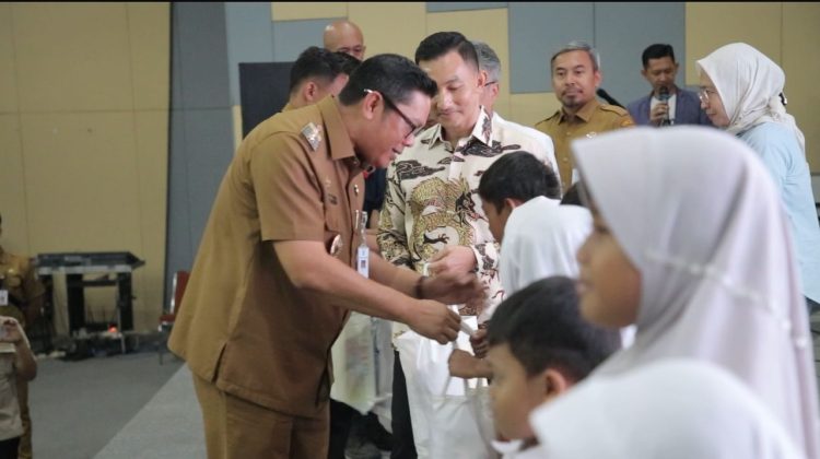 Yayasan Amway Peduli dan PMI Kota Tangerang Salurkan 250 Paket Perlengkapan Sekolah