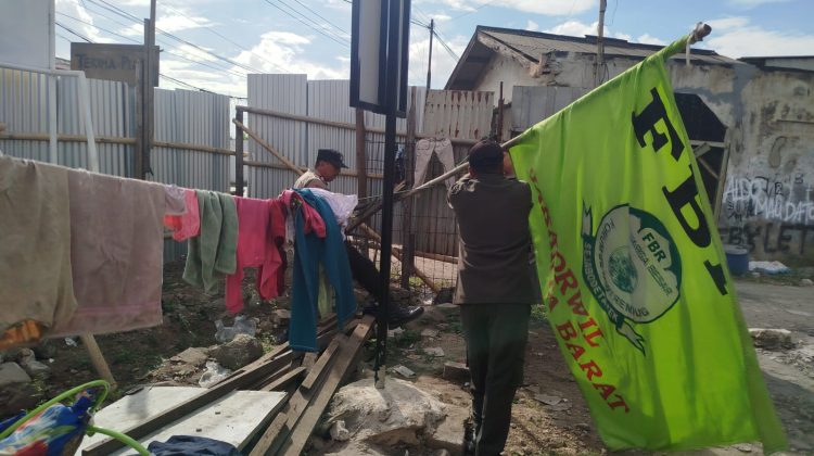 Penertiban Bendera Ormas Oleh Petugas (foto:ist)