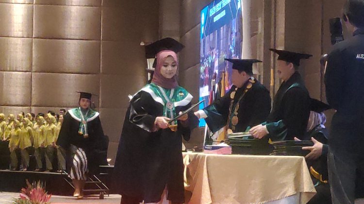 Rektor Universitas Raharja Minta 381 Wisudawan Menjadi Bagian dari Proses Perubahan