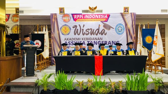 
56 Lulusan Akbid Diwisuda, Doktor : Seluruh Bidan Kami Dorong Agar Dapat Menciptakan Lapangan Kerja
