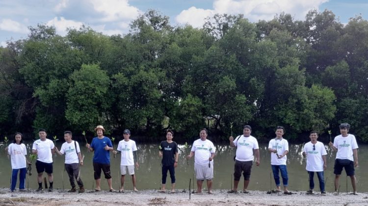 Wartawan Parlemen (WAMEN) Tangerang. Bersama aktivis lingkungan dan Komite Ekonomi Kreatif Kabupaten Tangerang Dalam Aksi Mangrove Rawat Bumi