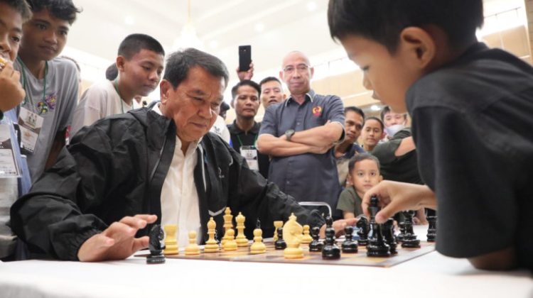 Bupati Tangerang, Moch Maesyal Rasyid dalam Kejuaraan Catur Bupati Tangerang Cup 2025 di GSG Tigaraksa (foto:ist)