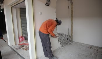 Renovasi lapak di Pasar Anyar (foto:ist)