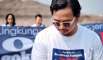 Aktivis lingkungan Ade Yunus saat aksi proyek PSEL Kota Tangerang di TPA Rawa Kucing