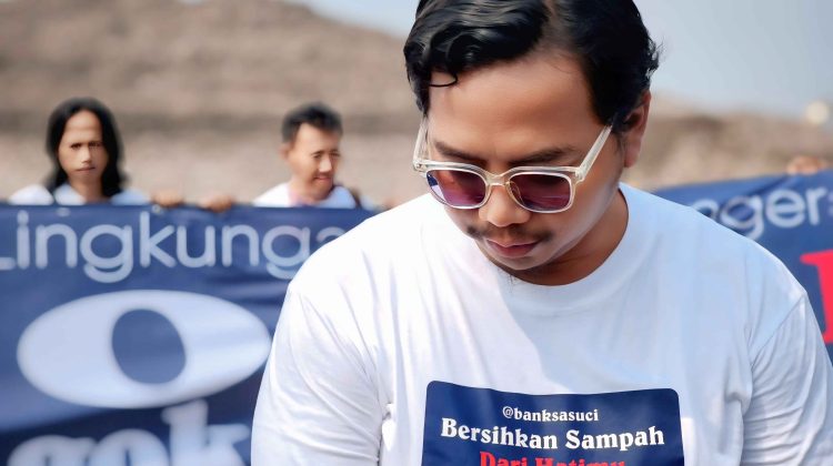 Aktivis lingkungan Ade Yunus saat aksi proyek PSEL Kota Tangerang di TPA Rawa Kucing