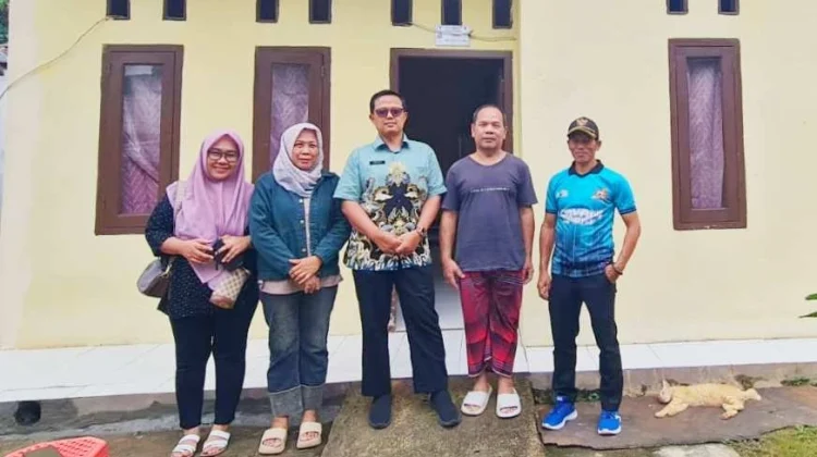 Pemkot Tangsel bersama warga penerima Program Perbaikan Rumah Tak Layak Huni