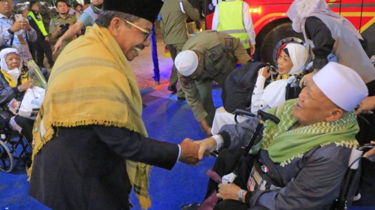 Wali Kota Tangerang H. Sachrudin saat menyambut jemaah haji kloter pertama (foto:ist)