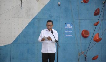 Gubernur Banten, Andra Soni pada saat memberikan sambutan di kejurnas Panjat Tebing 2025 di Pelataran Kecamatan Cipondoh 