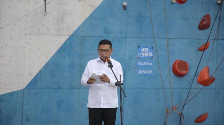 Gubernur Banten, Andra Soni pada saat memberikan sambutan di kejurnas Panjat Tebing 2025 di Pelataran Kecamatan Cipondoh