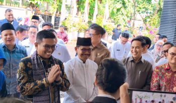 Gubernur Banten Andra Soni beserta jajaran bersama dan Walikota Tangerang Sachrudin beserta jajaran di sambut oleh tarian di SMKN 3 Tangerang.