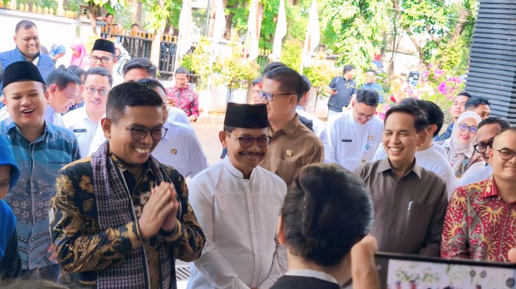 Gubernur Banten Andra Soni beserta jajaran bersama dan Walikota Tangerang Sachrudin beserta jajaran di sambut oleh tarian di SMKN 3 Tangerang.