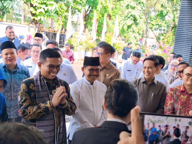 
					Gubernur Banten Andra Soni beserta jajaran bersama dan Walikota Tangerang Sachrudin beserta jajaran di sambut oleh tarian di SMKN 3 Tangerang.