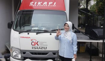 Annisa Mahesa, Anggota Komisi XI DPR RI Fraksi Gerindra di samping mobil SiMolek (foto:ist)