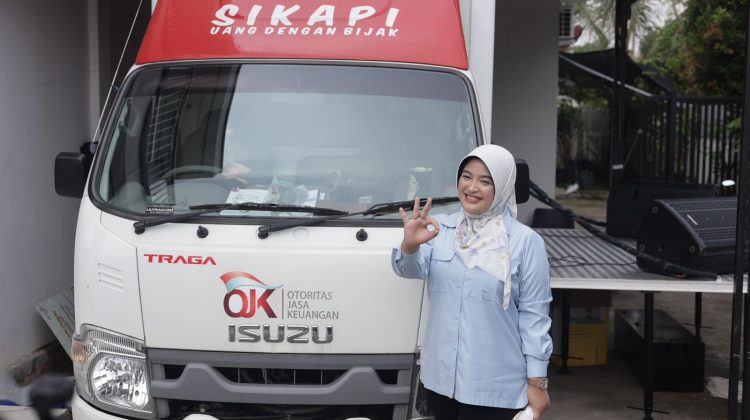 Annisa Mahesa, Anggota Komisi XI DPR RI Fraksi Gerindra di samping mobil SiMolek (foto:ist)