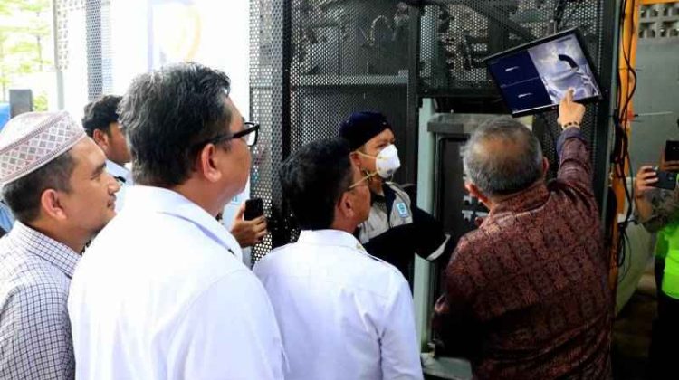 Wali Kota Tangerang, Sachrudin saat Uji Coba Teknologi Insinerator (foto:ist)