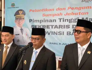 Gubernur Andra Soni pasca pelantikan Deden Apriandhi Hartawan sebagai sekretaris Daerah Provinsi Banten (foto:tangerangpedia)