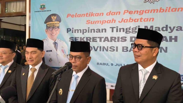 Gubernur Andra Soni pasca pelantikan Deden Apriandhi Hartawan sebagai sekretaris Daerah Provinsi Banten (foto:tangerangpedia)