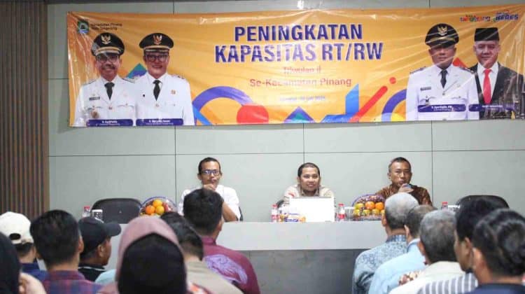 Kegiatan Peningkatan Kapasitas RT dan RW Triwulan II di Aula Kecamatan Pinang (foto:ist)