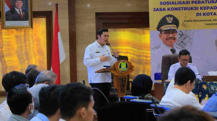 Wakil Wali Kota Tangerang, Maryono Hasan, saat membuka acara Sosialisasi Peraturan Perundang-undangan Jasa Konstruksi bagi Badan Usaha Konstruksi, di Ruang Akhlakul Karimah (foto: ist)