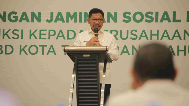 Wali Kota Tangerang, Sachrudin, saat membuka kegiatan Sosialisasi Manfaat BPJS Ketenagakerjaan bagi Badan Usaha Jasa Konstruksi di Hotel D’Prima (foto:ist)