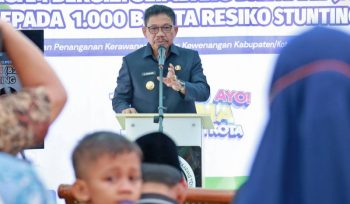 Wali Kota Tangerang, H. Sachrudin saat menyerahkan bantuan balita berisiko stunting (foto:ist)