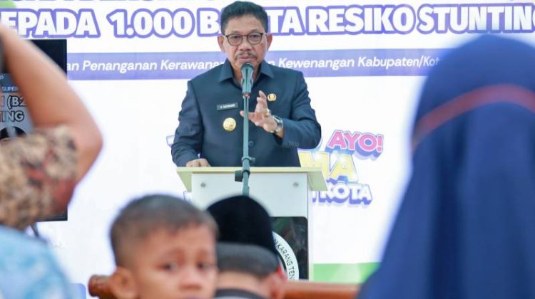 Wali Kota Tangerang, H. Sachrudin saat menyerahkan bantuan balita berisiko stunting (foto:ist)