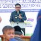 Wali Kota Tangerang, H. Sachrudin saat menyerahkan bantuan balita berisiko stunting (foto:ist)