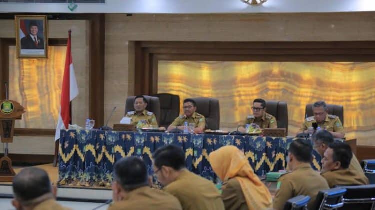 Suasana rapat evaluasi bulanan saat walikota Instruksikan Penertiban Kabel dan Penanganan Sampah (foto:ist)