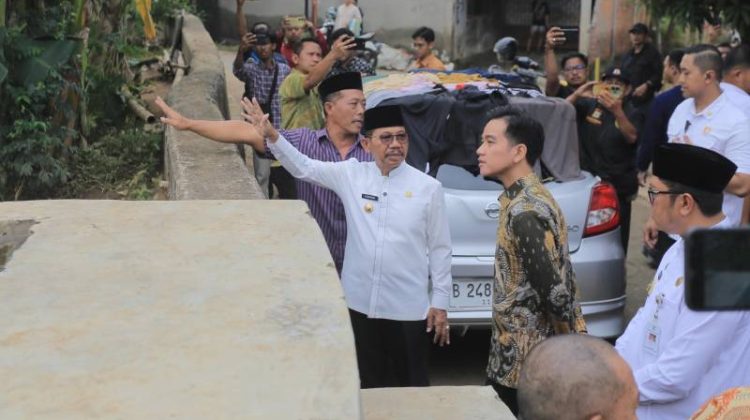 Wakil Presiden Republik Indonesia, Gibran Rakabuming Raka (kanan),Wali Kota Tangerang, H. Sachrudin (kiri) meninjau langsung kondisi banjir di Komplek Ciledug Indah (foto: ist)