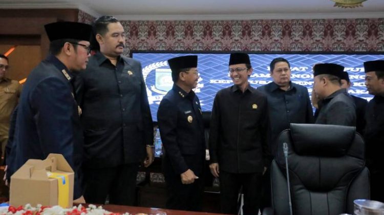Wali Kota Tangerang Sachrudin bersama Pimpinan DPRD saat Rapat Paripurna DPRD Kota Tangerang Sepakati Perubahan KUA-PPAS 2025 (Foto: ist)