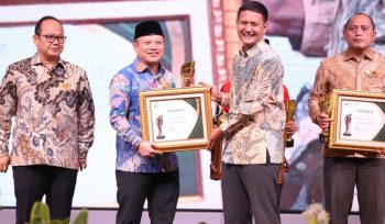 Wakil Ketua III DPRD Kota Tangerang, Turidi Susanto saat menerima penghargaan PIMRED Award 2025 (foto:ist)