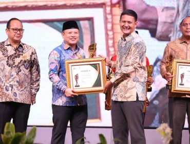 Wakil Ketua III DPRD Kota Tangerang, Turidi Susanto saat menerima penghargaan PIMRED Award 2025 (foto:ist)