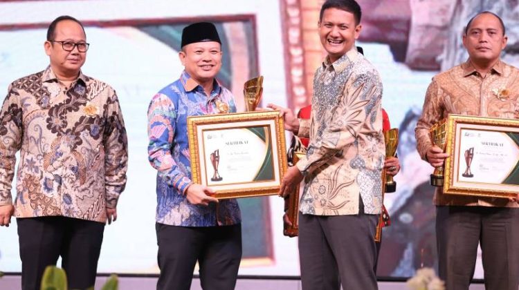 Wakil Ketua III DPRD Kota Tangerang, Turidi Susanto saat menerima penghargaan PIMRED Award 2025 (foto:ist)
