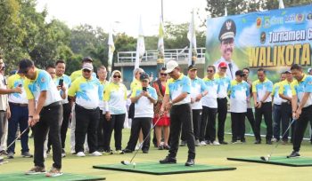 Wali Kota Tangerang, Sachrudin saat membuka Turnamen Golf Wali Kota Cup 2025 (foto:ist)