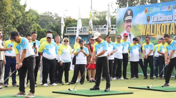 Wali Kota Tangerang, Sachrudin saat membuka Turnamen Golf Wali Kota Cup 2025 (foto:ist)