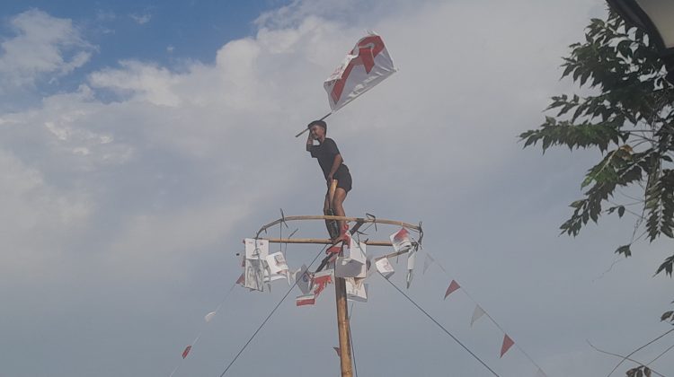 Meriahkan HUT Bhayangkara ke-79, Polresta Tangerang Gelar Lomba Panjat Pinang di Alun-alun Tigaraksa