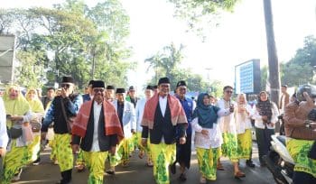 Walikota dan wakil Walikota Tangerang, ikut memeriahkan jalan sarungan bersama warga (foto:ist)
