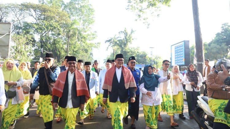 Walikota dan wakil Walikota Tangerang, ikut memeriahkan jalan sarungan bersama warga (foto:ist)