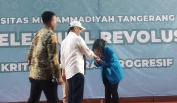 Wakil Gubernur Banten Dimyati Natakusuma, yang turut hadir dalam seminar Badan Eksekutif Mahasiswa (BEM) UMT