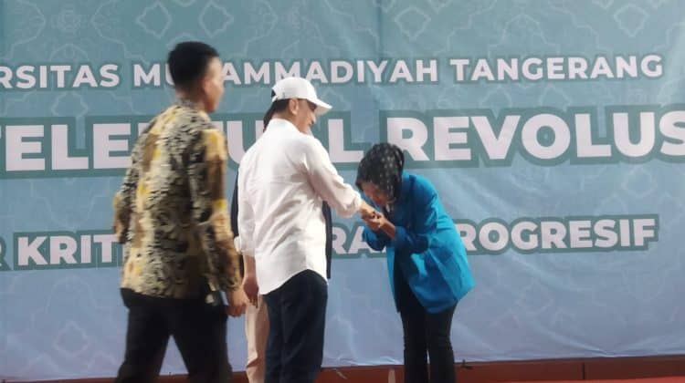 Wakil Gubernur Banten Dimyati Natakusuma, yang turut hadir dalam seminar Badan Eksekutif Mahasiswa (BEM) UMT